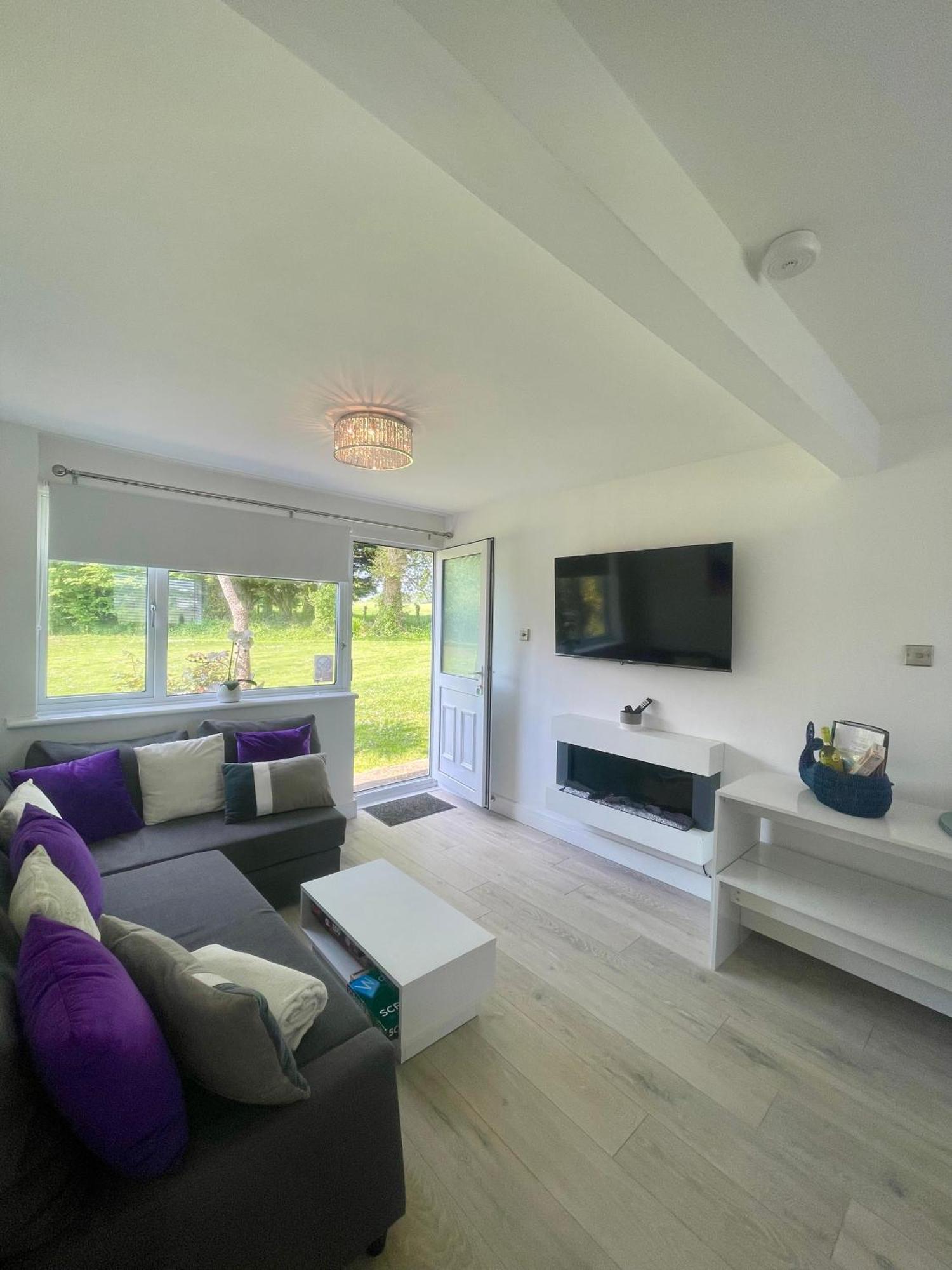 Look No Further Gorgeous Newly Renovated Contemporary Chalet Sandown Bay Holiday Centre Exterior photo